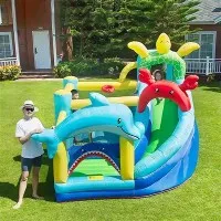 Castillo inflable con temática de vida marina